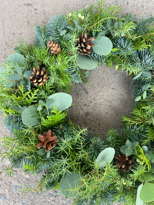 Kranssi havuista ja eukalyptuksesta