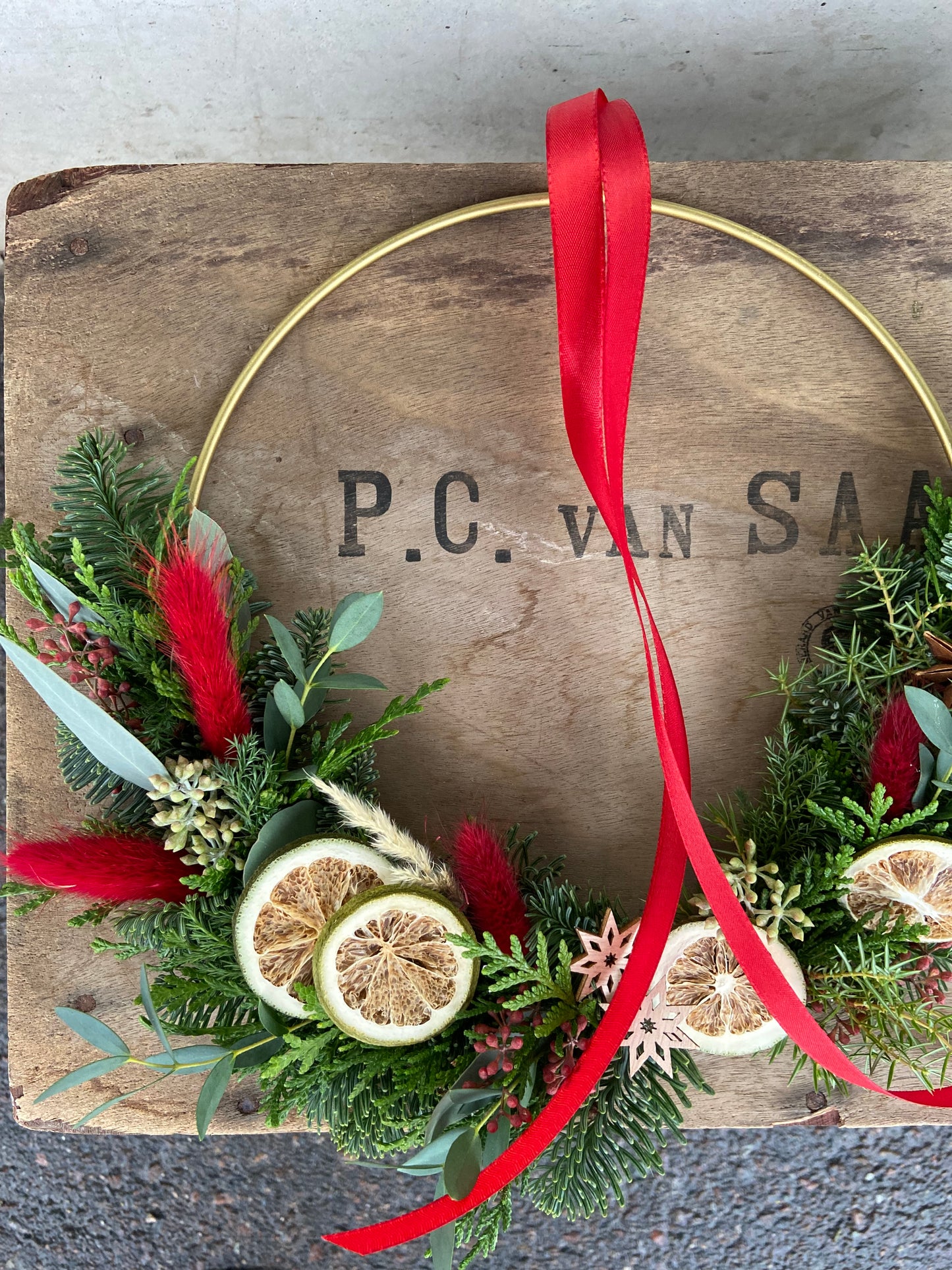 Puoliksi kukitettu kranssi