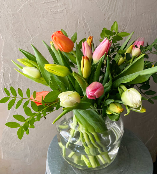 Värikäs tulppaanikimppu